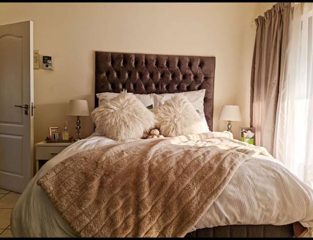 2 BEDROOM TOWNHOUSE FOR SALE IN OAKDENE